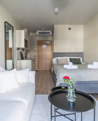 Njut i er svit eller studio med fullt utrustade kök och bekväma sängar.