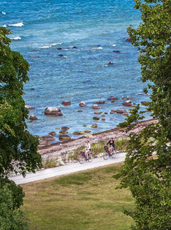 Golfers rejoice with 18-36 hole courses within 10-30 km.