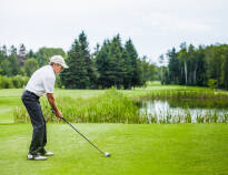 Golfspillere kan glede seg over 18-36 hulls baner innen 10-30 km.