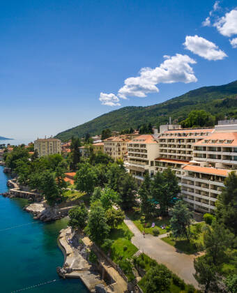 Das Remisens Hotel Excelsior befindet sich im Zentrum des Fischerdorfes Lovran und direkt am Wasser.