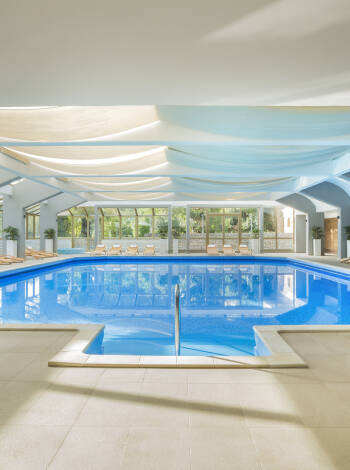 The indoor pool is filled with heated seawater and from here you can enjoy views of the magnificent park.