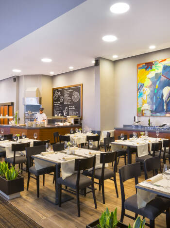 Hotellets restaurang serveras rätter lagade av lokala råvaror som sparris, kastanjer och körsbär från Lovran.
