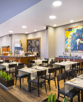 Hotellets restaurang serveras rätter lagade av lokala råvaror som sparris, kastanjer och körsbär från Lovran.