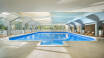 Den indendørs pool er fyldt med opvarmet havvand og herfra kan I nyde udsigten til den prægtige park.