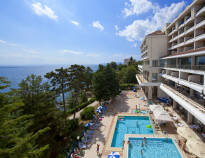 På hotellets terrasse omgitt av vakker natur og med utsikt til havet finner dere hotellets svømmebasseng og barnebasseng.