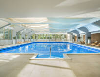 Det innendørs svømmebassenget er fylt med oppvarmet havvann og herfra kan dere nyte utsikten til den praktfulle parken.