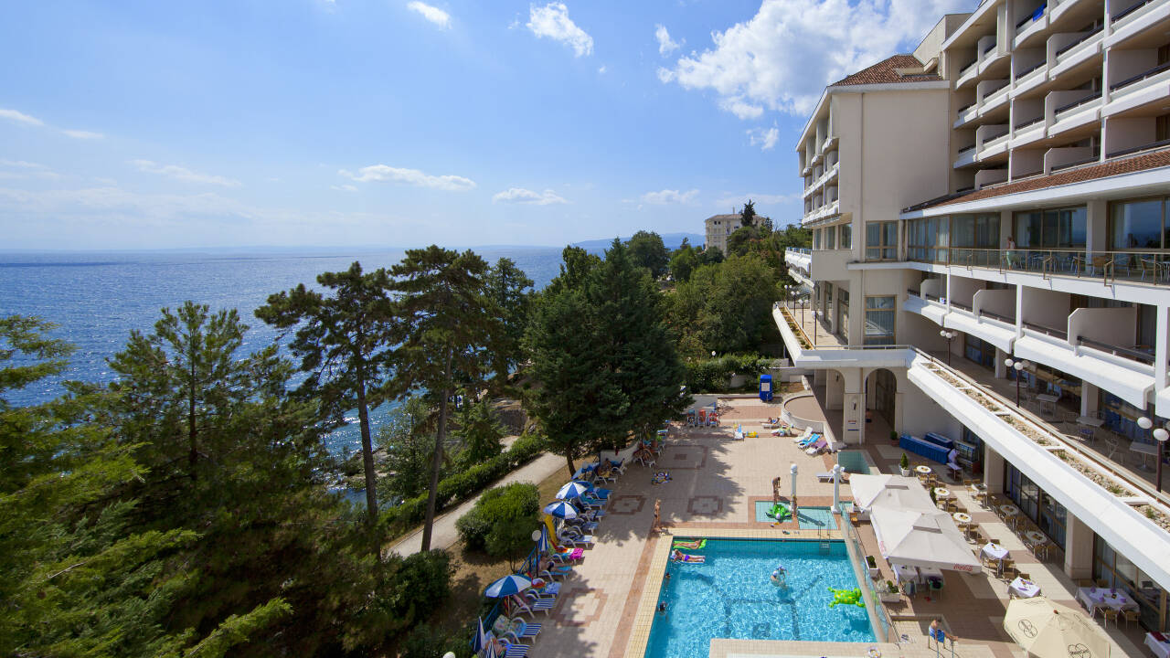 På hotellets terrasse, omgivet af smuk natur og med udsigt til havet, finder I hotellets pool og børnebassin.