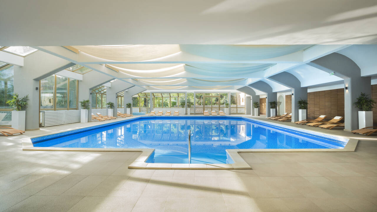 Den indendørs pool er fyldt med opvarmet havvand og herfra kan I nyde udsigten til den prægtige park.