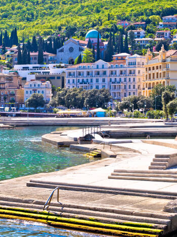 Opatija er en populær badeby, tæt på hotellet, med en smuk natur, en strandpromenade og flere badestrande.