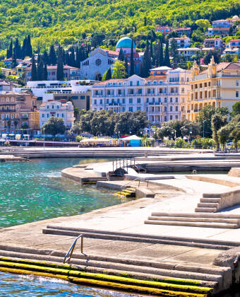 Opatija er en populær badeby, tæt på hotellet, med en smuk natur, en strandpromenade og flere badestrande.