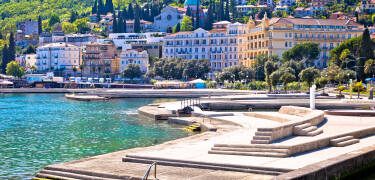 Opatija är en populär semesterstad bara 15 km från hotellet där ni hittar en strandpromenad och flera stränder.