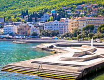 Opatija är en populär semesterstad bara 15 km från hotellet där ni hittar en strandpromenad och flera stränder.