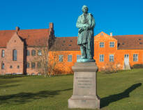 En av grunnene til å besøke Odense er H.C. Andersen, som hadde både barndomshjem og et hjem i byen.