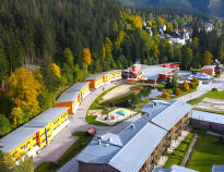 Genießen Sie atemberaubende Waldblicke im Resort Špindlerův Mlýn am Fuße des Medvědín.