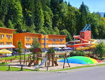 Kinder können sich auf einem Trampolin und einem Spielplatz mit Klettergerüsten austoben.