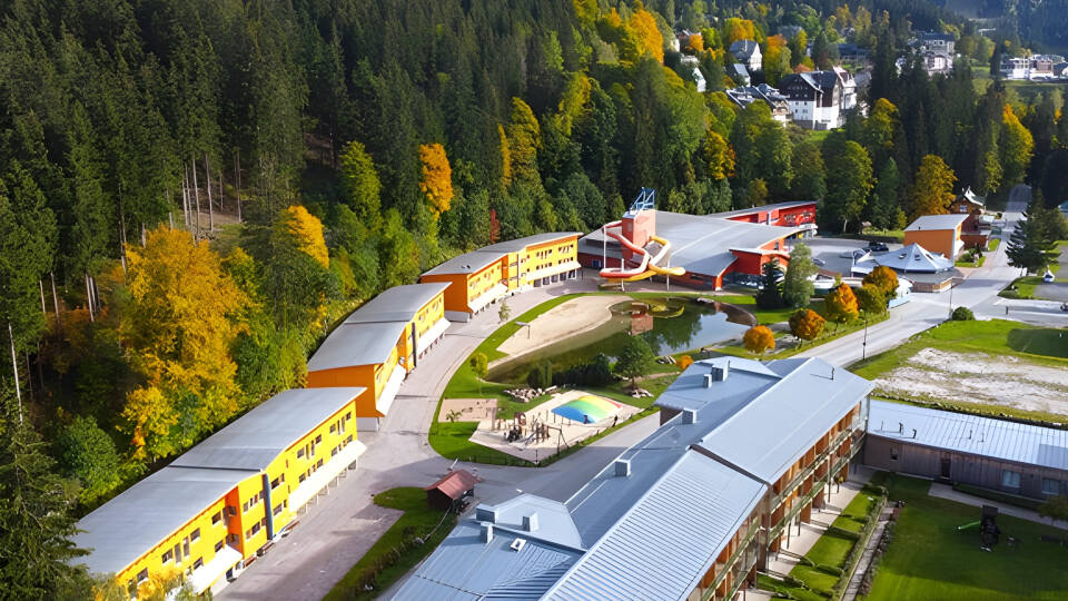 Genießen Sie atemberaubende Waldblicke im Resort Špindlerův Mlýn am Fuße des Medvědín.