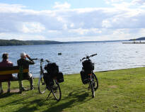 Sommardagarna är perfekta för utomhusaktiviteter som cykling, vandring, fiske, rodd och olika vattensporter på sjön Mjøsa.