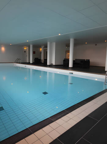 Genießen Sie eine Vielzahl von Wellnesseinrichtungen, darunter ein Schwimmbad, eine Sauna und ein voll ausgestattetes Fitnessstudio.