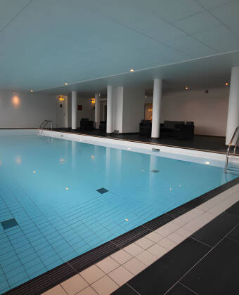 Genießen Sie eine Vielzahl von Wellnesseinrichtungen, darunter ein Schwimmbad, eine Sauna und ein voll ausgestattetes Fitnessstudio.