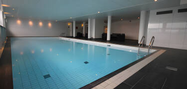 Genießen Sie eine Vielzahl von Wellnesseinrichtungen, darunter ein Schwimmbad, eine Sauna und ein voll ausgestattetes Fitnessstudio.