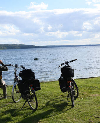 Sommertage sind ideal für Outdoor-Aktivitäten wie Radfahren, Wandern, Angeln, Rudern und verschiedene Wassersportarten auf dem Mjøsa-See.