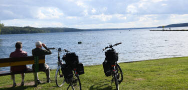 Sommertage sind ideal für Outdoor-Aktivitäten wie Radfahren, Wandern, Angeln, Rudern und verschiedene Wassersportarten auf dem Mjøsa-See.