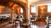 Nyd friske, moderne retter i restauranten i den charmerende murstenshvælving.