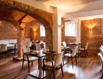 Nyt ferske, moderne retter i restauranten i det sjarmerende mursteinshvelvet.