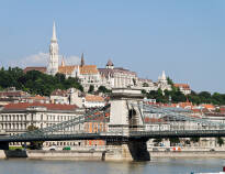 Centrum er kun en metrotur væk. Budapests rige kulturarv og livlige kulturscene lover en uforglemmelig ferie.