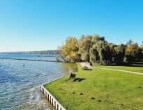Tollensesee, som bara ligger 20 minuter bort, är 10 kilometer lång och 2,5 kilometer bred och räknas som ett av de största och renaste vattendragen i Mecklenburg-Vorpommern.