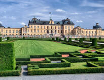 Besök vackra Drottningholms slott, som finns med på UNESCO:s världsarvslista.