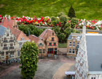 Besøg Madurodam, en miniaturepark, som er en af de største turistattraktioner i Holland.