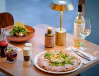 Det italienske køkken venter på dig i hotellets pizzeria med udsigt over Zuiderpark.