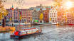 En båttur er en ideell måte å oppleve den unike sjarmen til Amsterdams kanaler på.