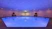 Slap af i hotellets wellness-område med indendørs pool og sauna.