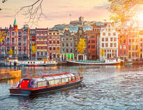 En bådtur er en ideel måde at opleve den unikke charme ved Amsterdams kanaler på.