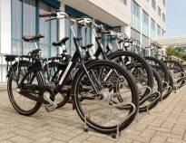 Utforska Amsterdam som lokalbefolkningen gör! Hotellet hyr ut cyklar (1 dags cykeluthyrning ingår) för utflykter på två hjul.