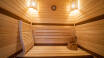 Hver hytte har sin egen sauna til perfekt afslapning.