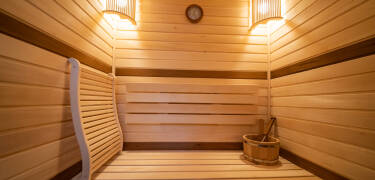 Hver hytte har sin egen sauna til perfekt afslapning.