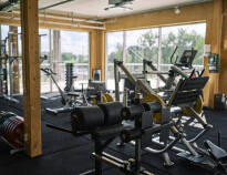 Für diejenigen, die gerne aktiv sind, stehen ein Fitnessstudio und Padelplätze zur Verfügung.