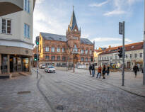 Vejle er en idyllisk by rik på attraksjoner som Jelling-monumentet, Vejle kunstmuseum og dens livlige havnepromenade