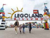 Tag med familjen till världsberömda Legoland som ligger en kort bilresa bort.