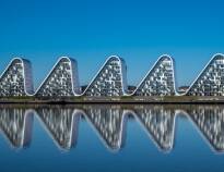 Vejle är hem för berömd modern arkitektur som den fantastiska byggnaden "Bølgen" vid vattnet.