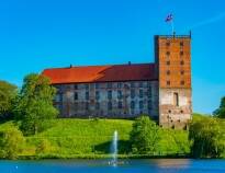 En kort rejse fra Vejle byder Kolding på historiske steder, herunder det imponerende Koldinghus Slot, der tilføjer endnu en dimension til dit danske eventyr.