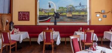 Nyt ferske internasjonale og regionale retter i hotellets utsøkte restaurant.