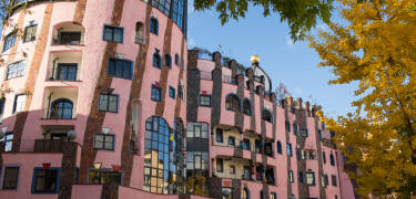 Bestaunen Sie die Grüne Zitadelle, ein architektonisches Wunderwerk ganz in der Nähe.
