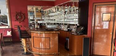 Genießen Sie einen erfrischenden Drink an der Hotelbar.