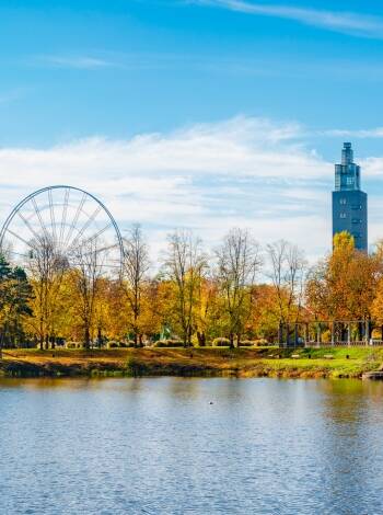 Koppla av i stadsparken Rotehorn, Magdeburgs mest populära utflyktsmål och ett centrum för kultur- och sportevenemang.
