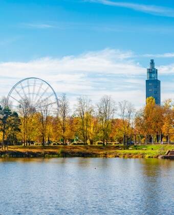 Entspannen Sie sich im Stadtpark Rotehorn, dem beliebtesten Ausflugsziel Magdeburgs und Zentrum für kulturelle und sportliche Veranstaltungen.