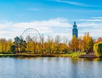 Koppla av i stadsparken Rotehorn, Magdeburgs mest populära utflyktsmål och ett centrum för kultur- och sportevenemang.